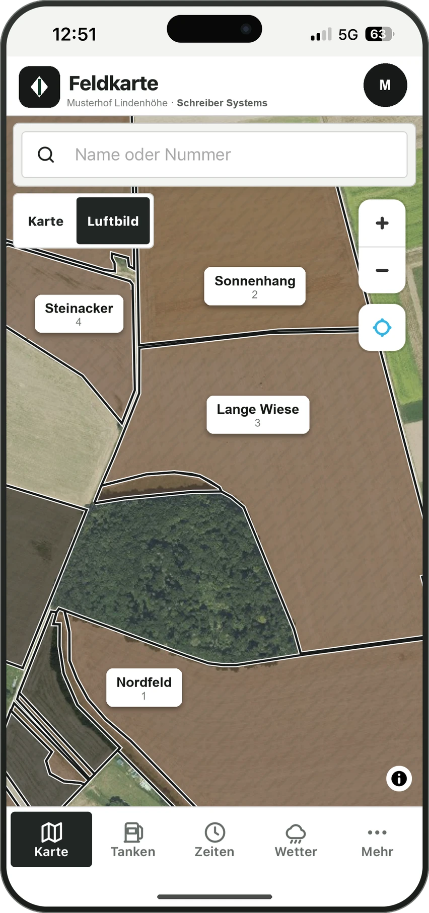 Feldkarte-App auf dem iPhone: Luftbild mit vier abgegrenzten Schlägen, je mit Namen und Nummer beschriftet, darüber Suchfeld und Umschalter.