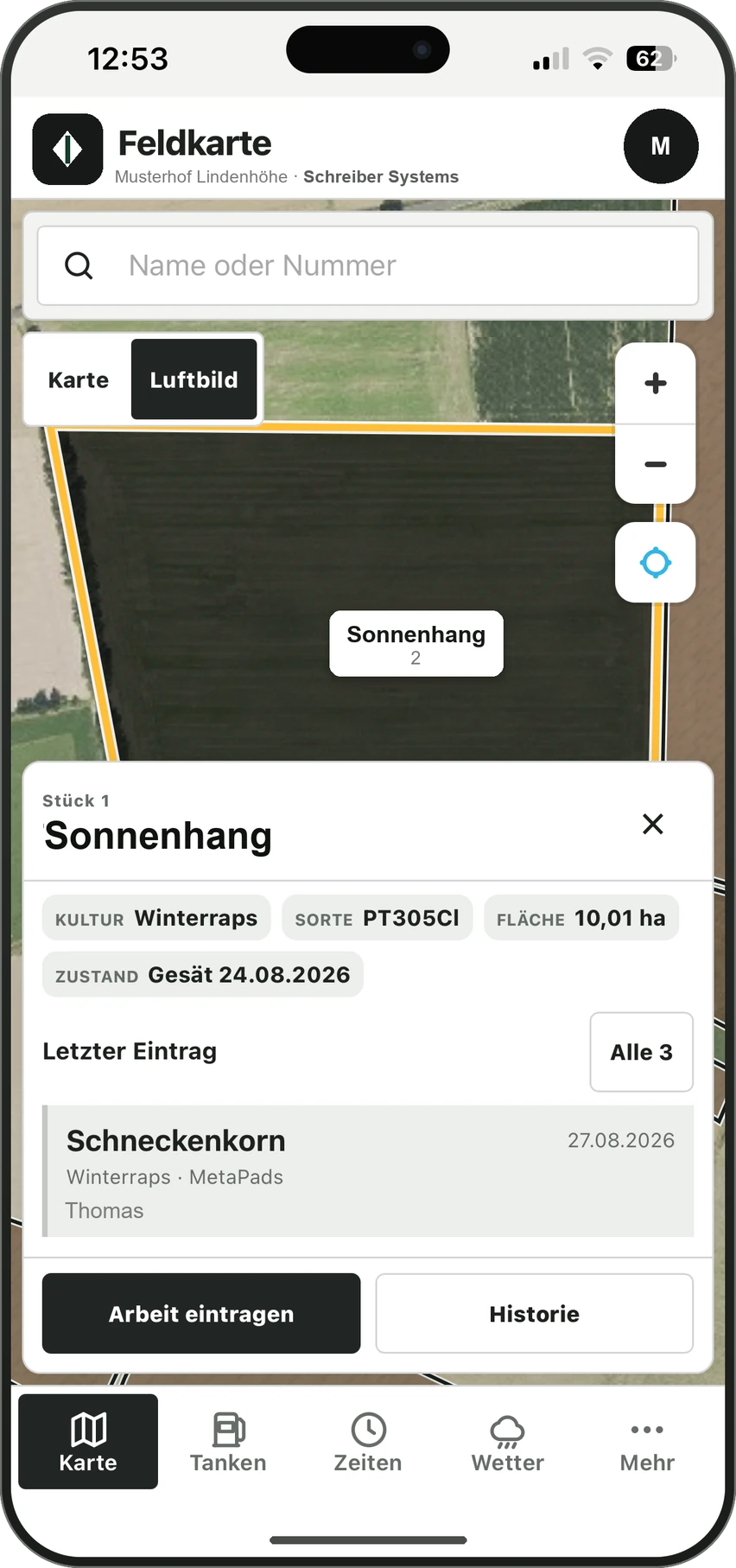 Ein Schlag ist ausgewählt und bernsteinfarben umrandet. Das Blatt darunter zeigt Kultur, Sorte, Fläche, Zustand und den letzten Eintrag.